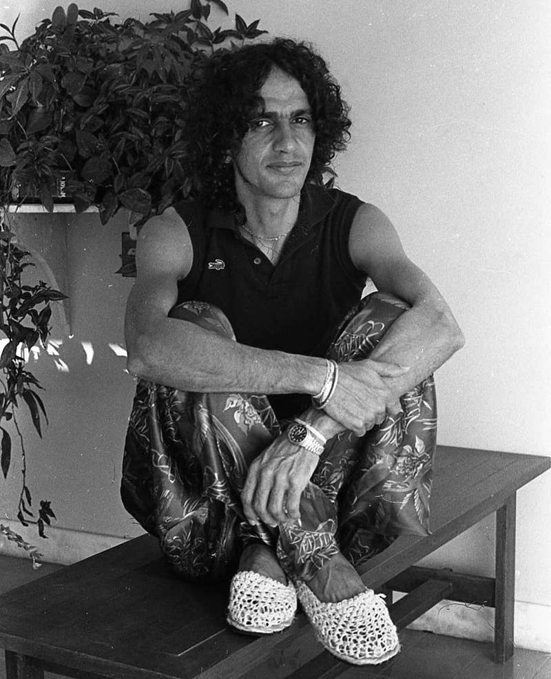 Caetano sentado