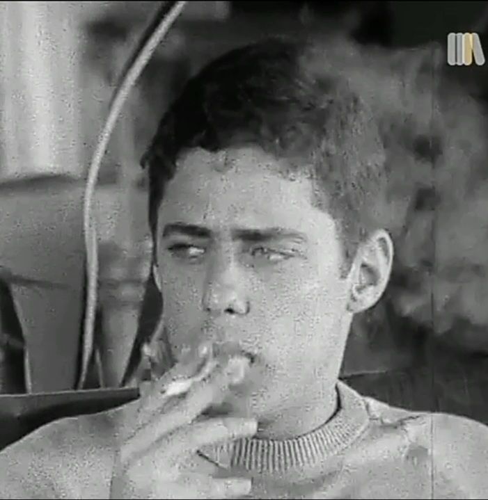 Chico fumando