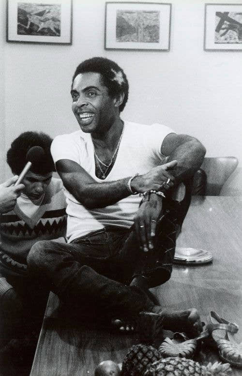 Gil sentado 